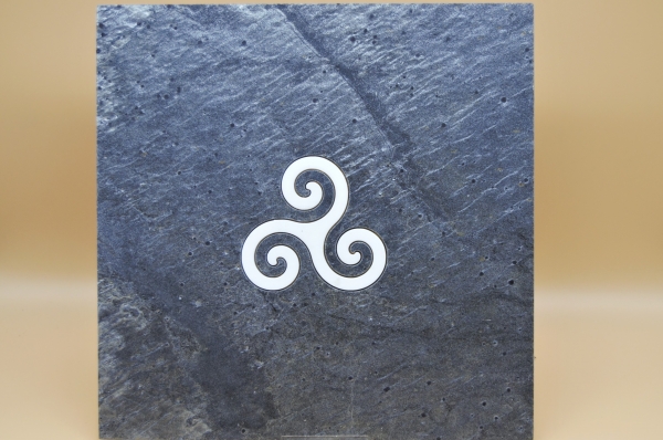 Triskele in Granatschiefer